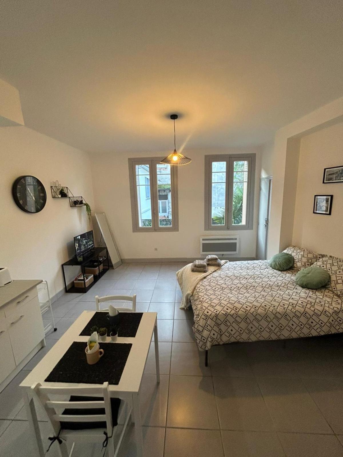 Au Pied Du Chateau *